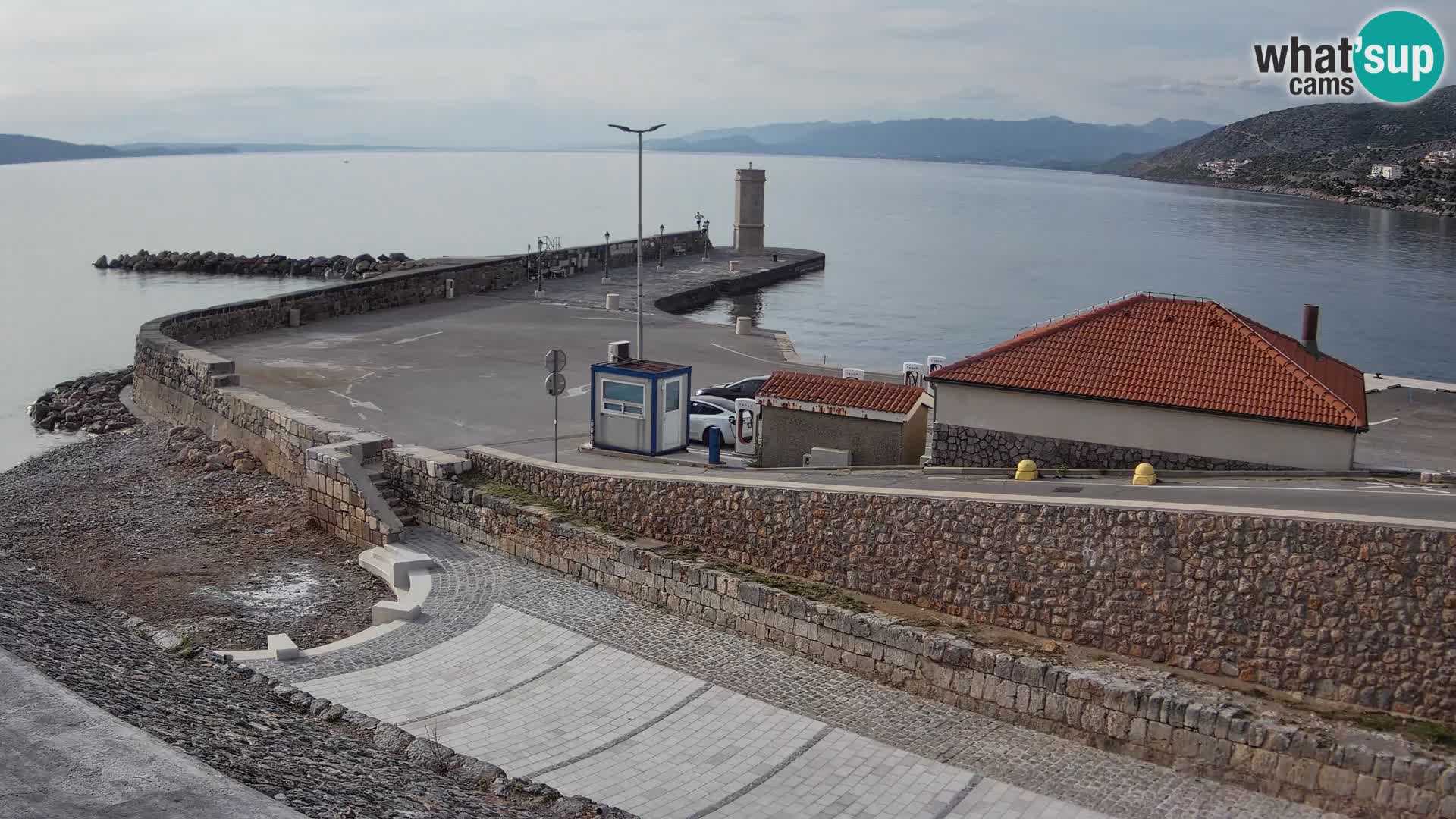 Spletna kamera Senj pristanišče – Pogled na valobran in svetilnik