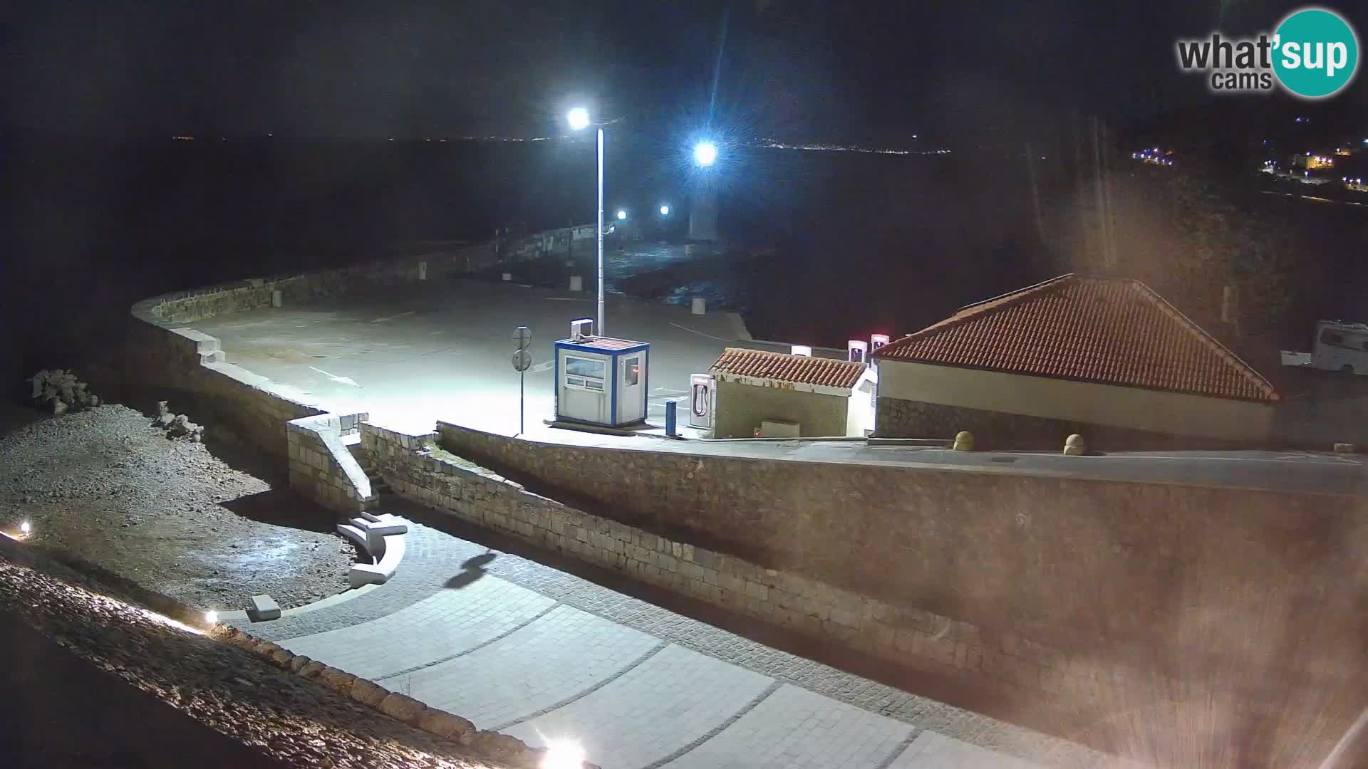 Spletna kamera Senj pristanišče – Pogled na valobran in svetilnik