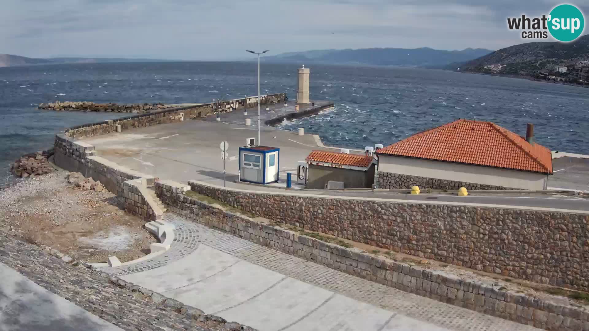 Spletna kamera Senj pristanišče – Pogled na valobran in svetilnik