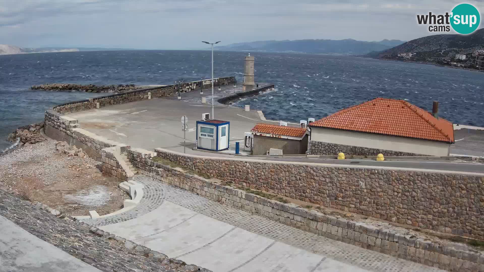 Spletna kamera Senj pristanišče – Pogled na valobran in svetilnik