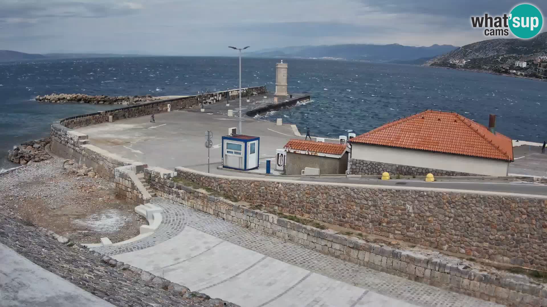 Spletna kamera Senj pristanišče – Pogled na valobran in svetilnik