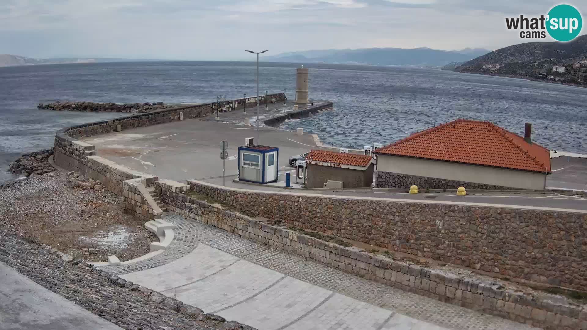 Spletna kamera Senj pristanišče – Pogled na valobran in svetilnik