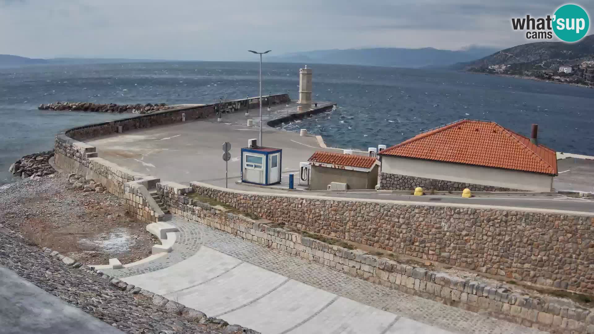 Webcam port de Senj – Vue sur la jetée et le phare
