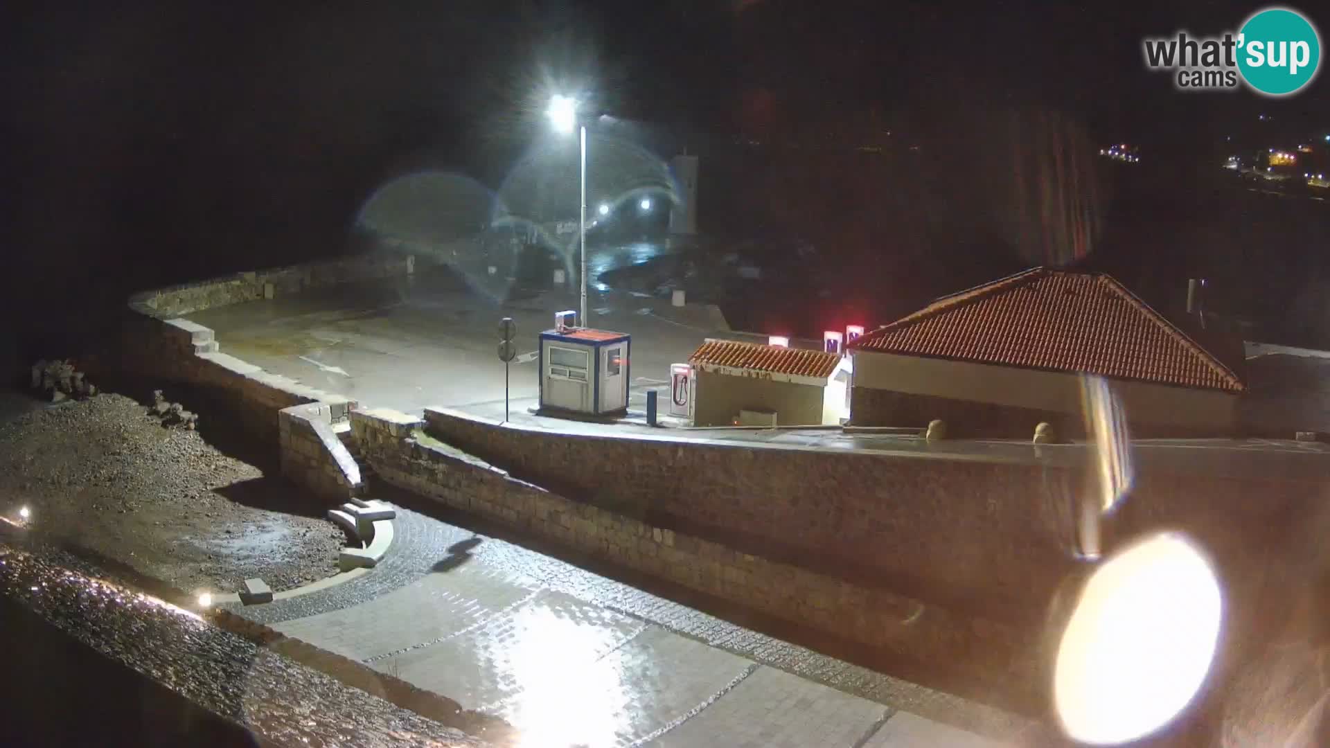 Spletna kamera Senj pristanišče – Pogled na valobran in svetilnik