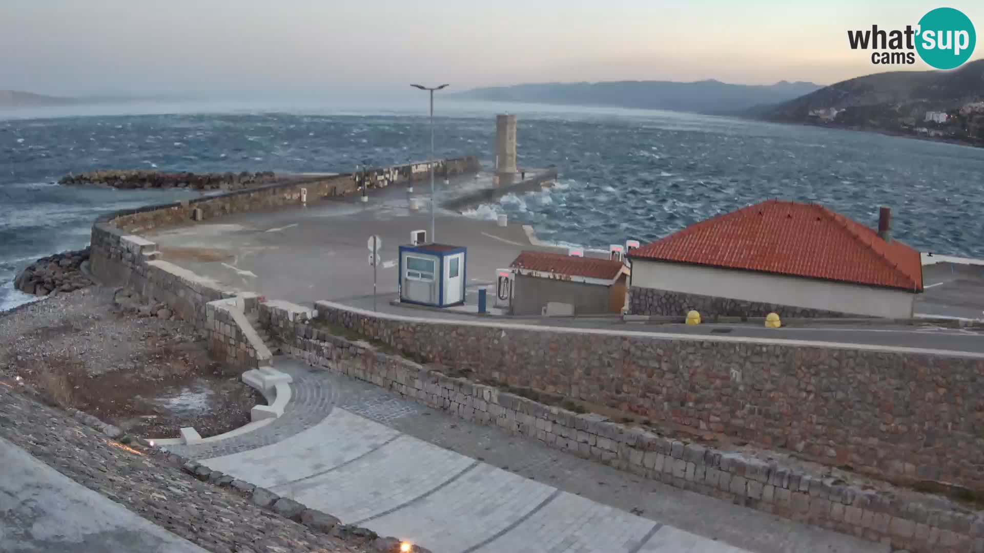 Spletna kamera Senj pristanišče – Pogled na valobran in svetilnik