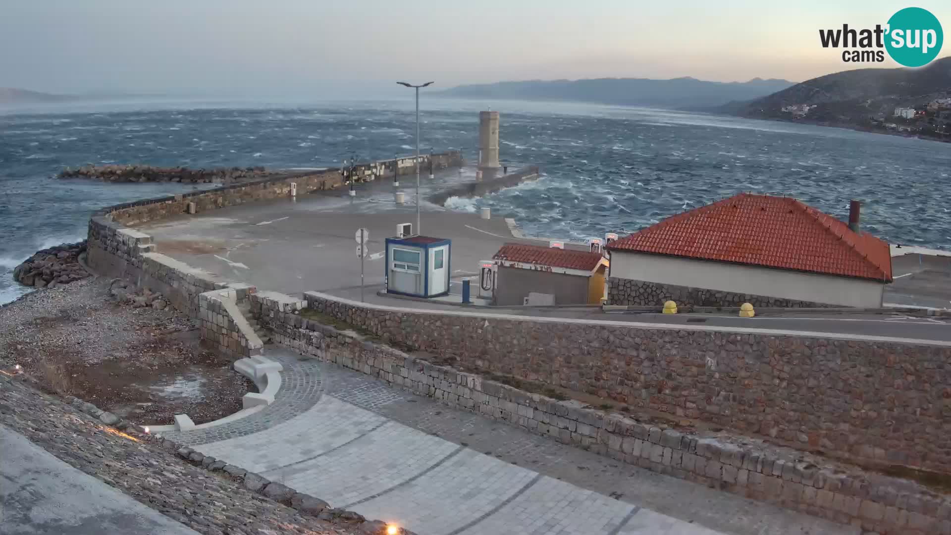 Spletna kamera Senj pristanišče – Pogled na valobran in svetilnik