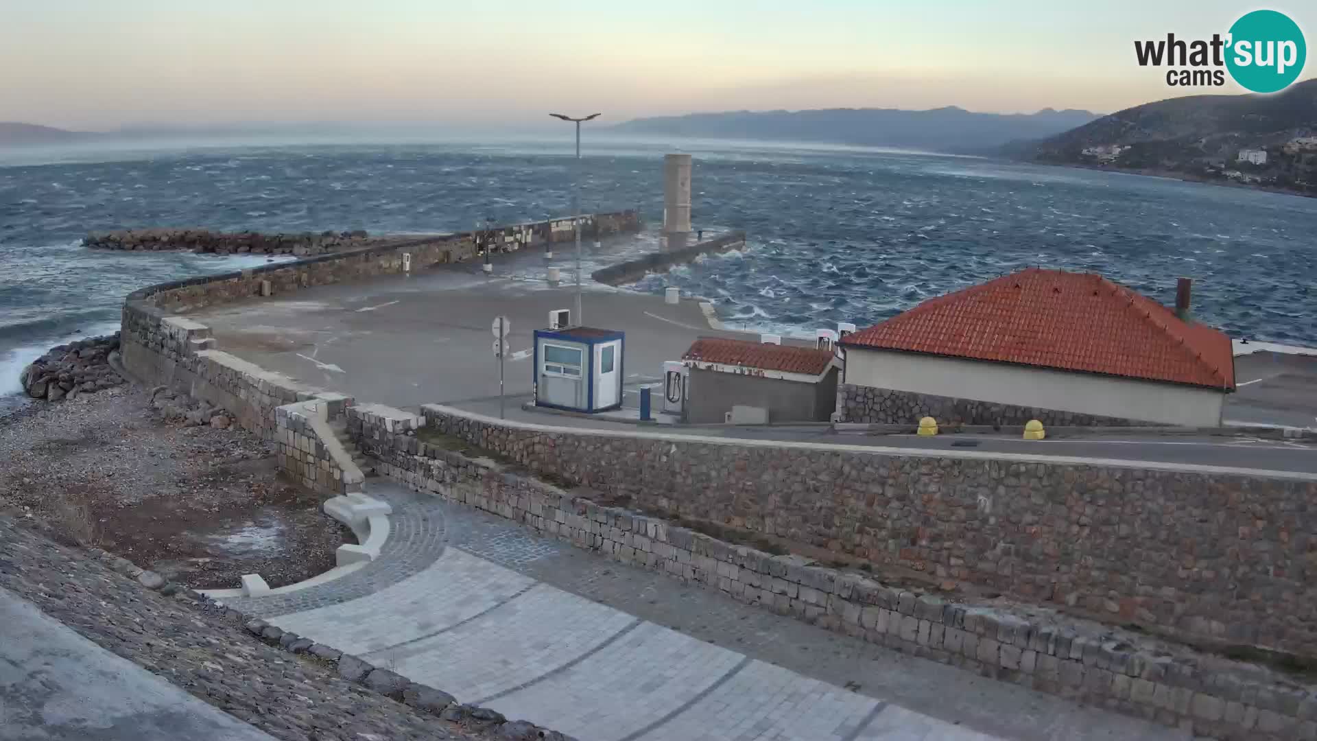 Senj Hafen Webcam – Wellenbrecher & Leuchtturm Liveblick