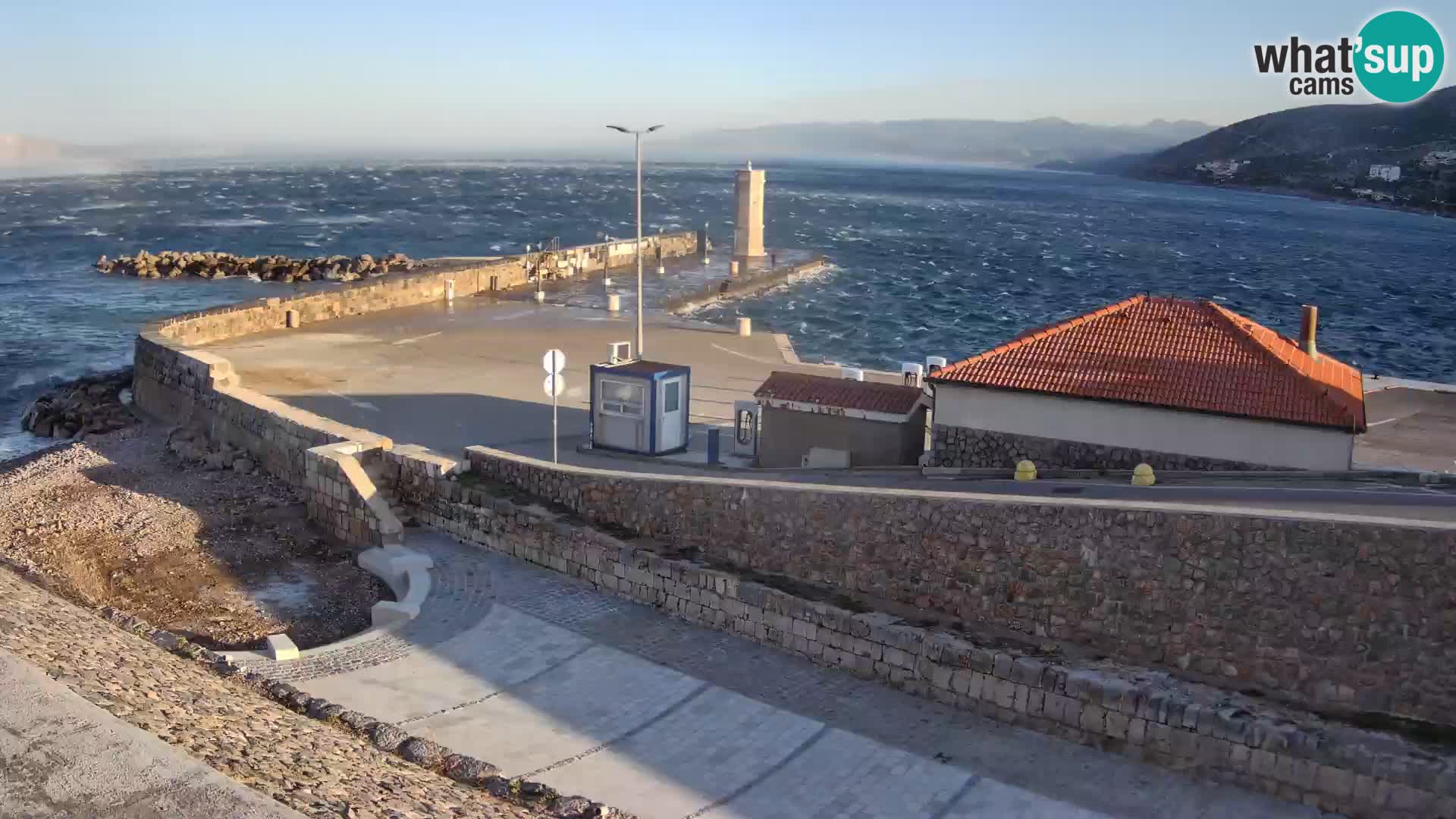 Spletna kamera Senj pristanišče – Pogled na valobran in svetilnik