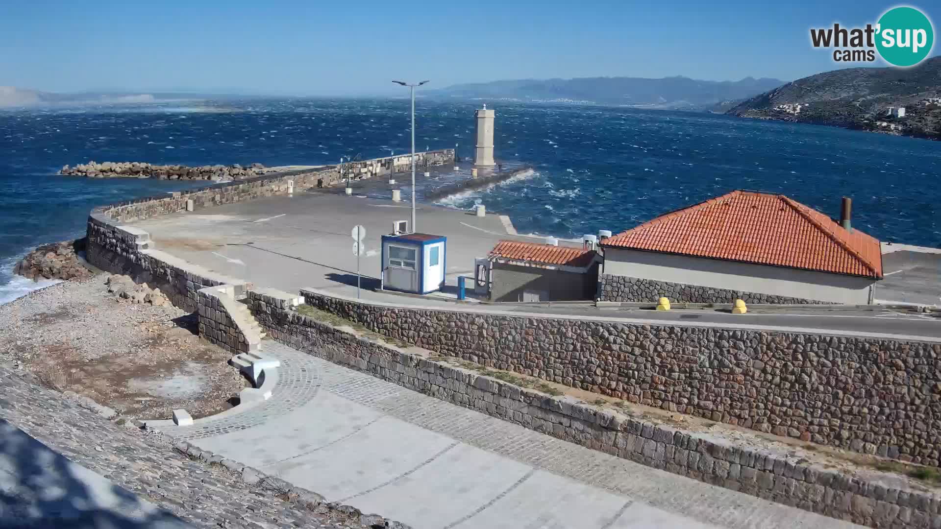 Spletna kamera Senj pristanišče – Pogled na valobran in svetilnik