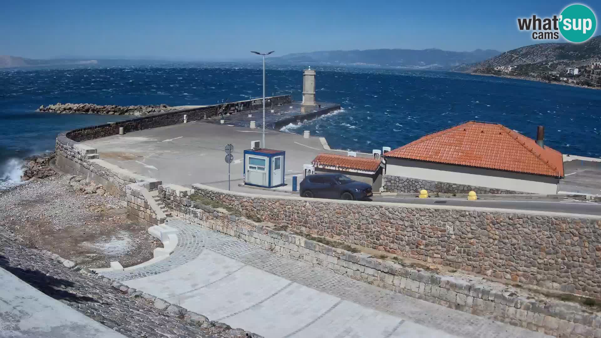 Spletna kamera Senj pristanišče – Pogled na valobran in svetilnik