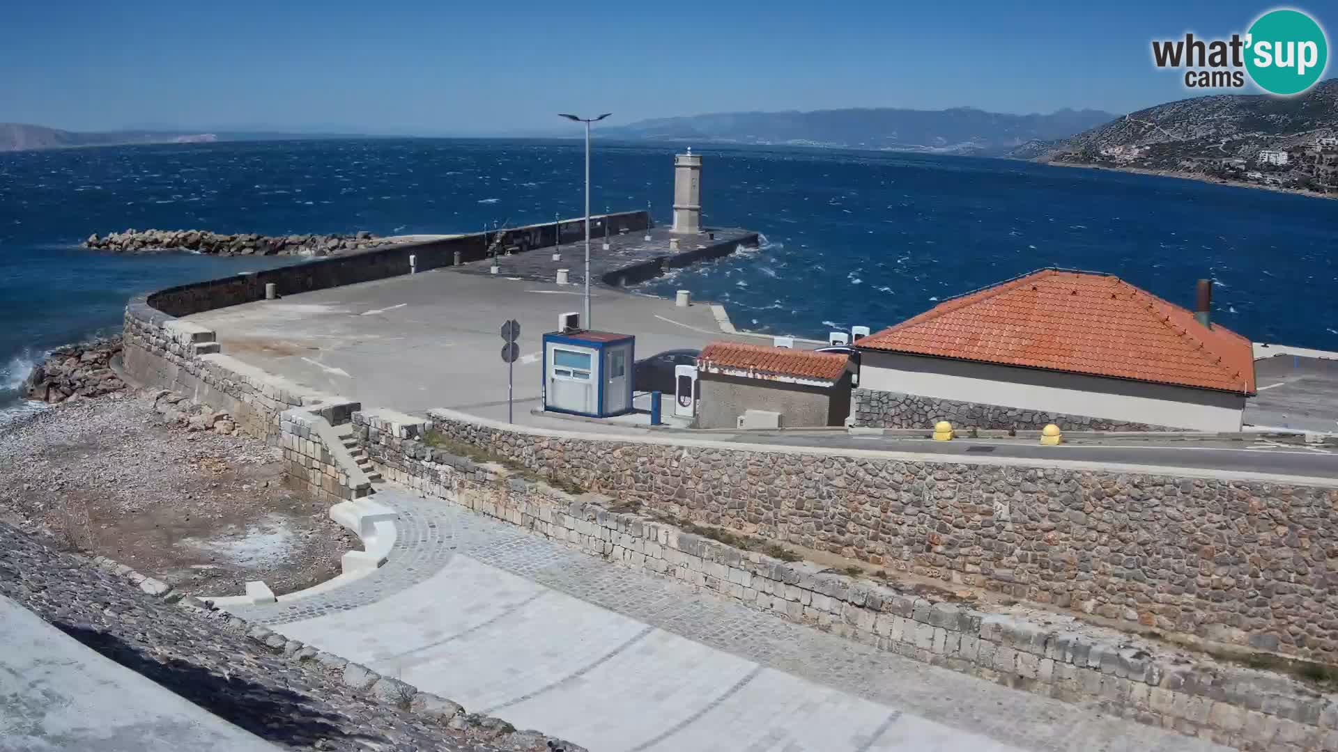 Spletna kamera Senj pristanišče – Pogled na valobran in svetilnik