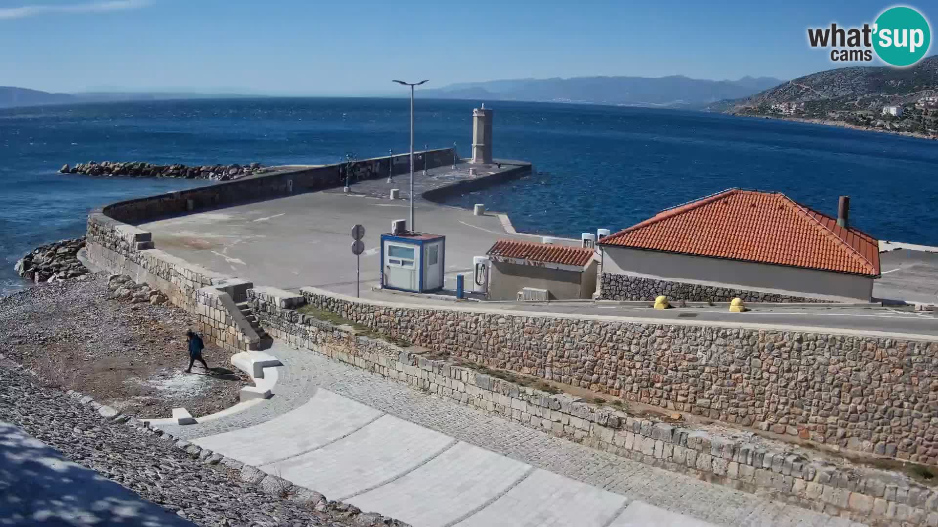 Spletna kamera Senj pristanišče – Pogled na valobran in svetilnik