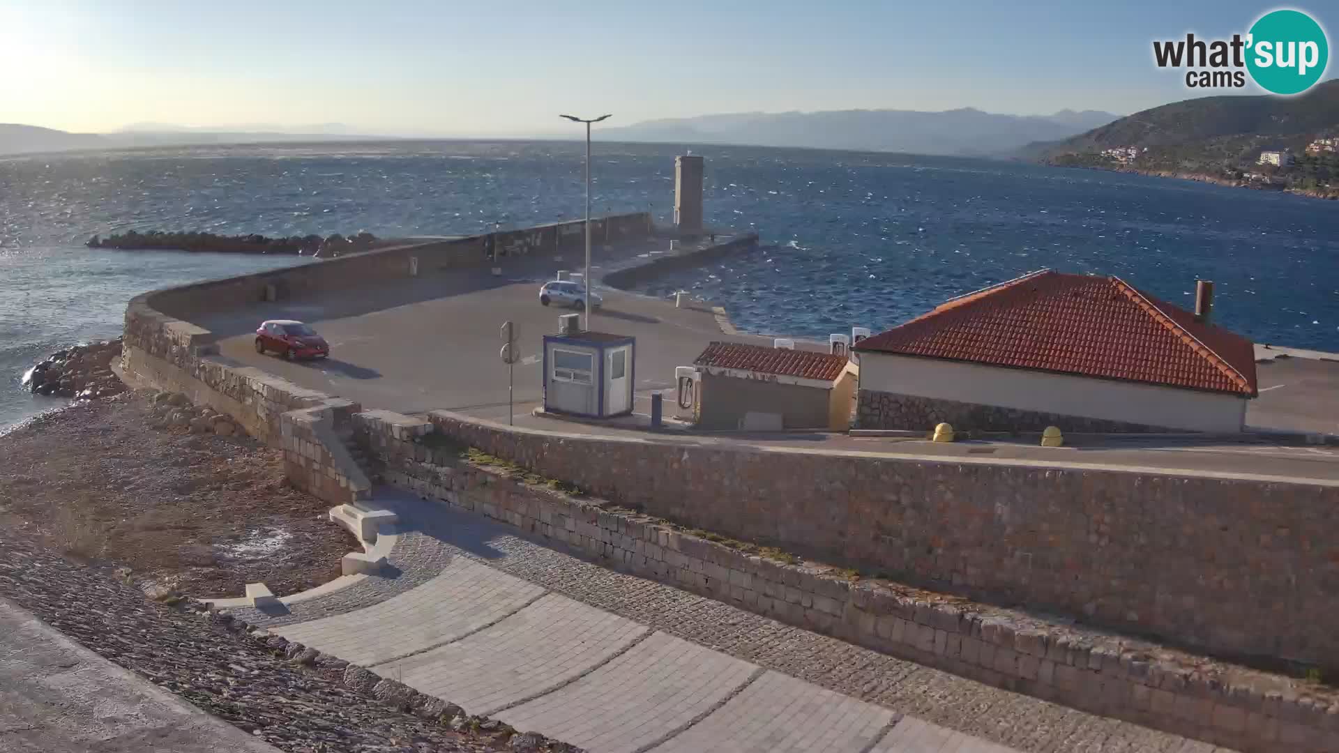 Spletna kamera Senj pristanišče – Pogled na valobran in svetilnik