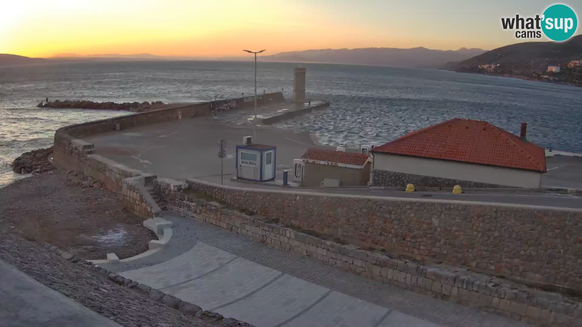 Webcam port de Senj – Vue sur la jetée et le phare