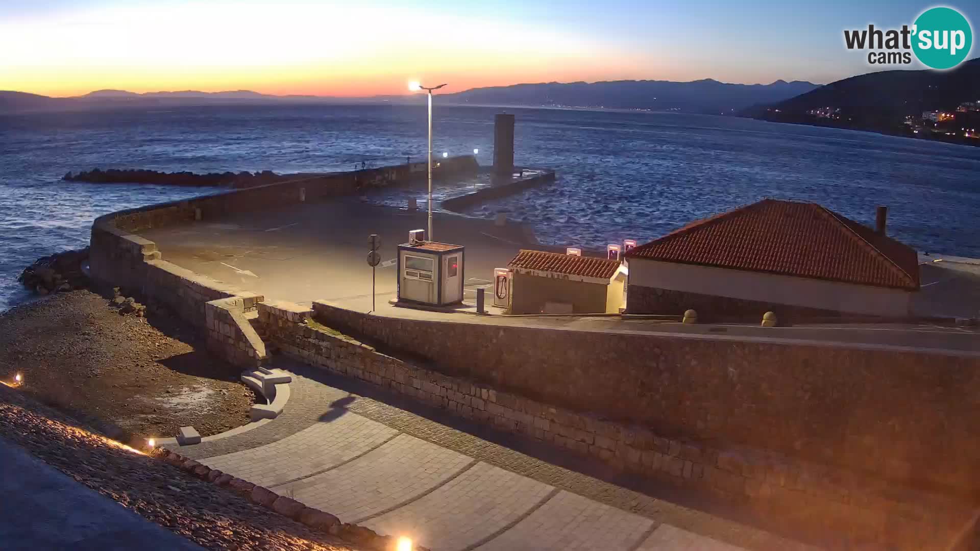 Webcam puerto de Senj – Rompeolas y faro en directo