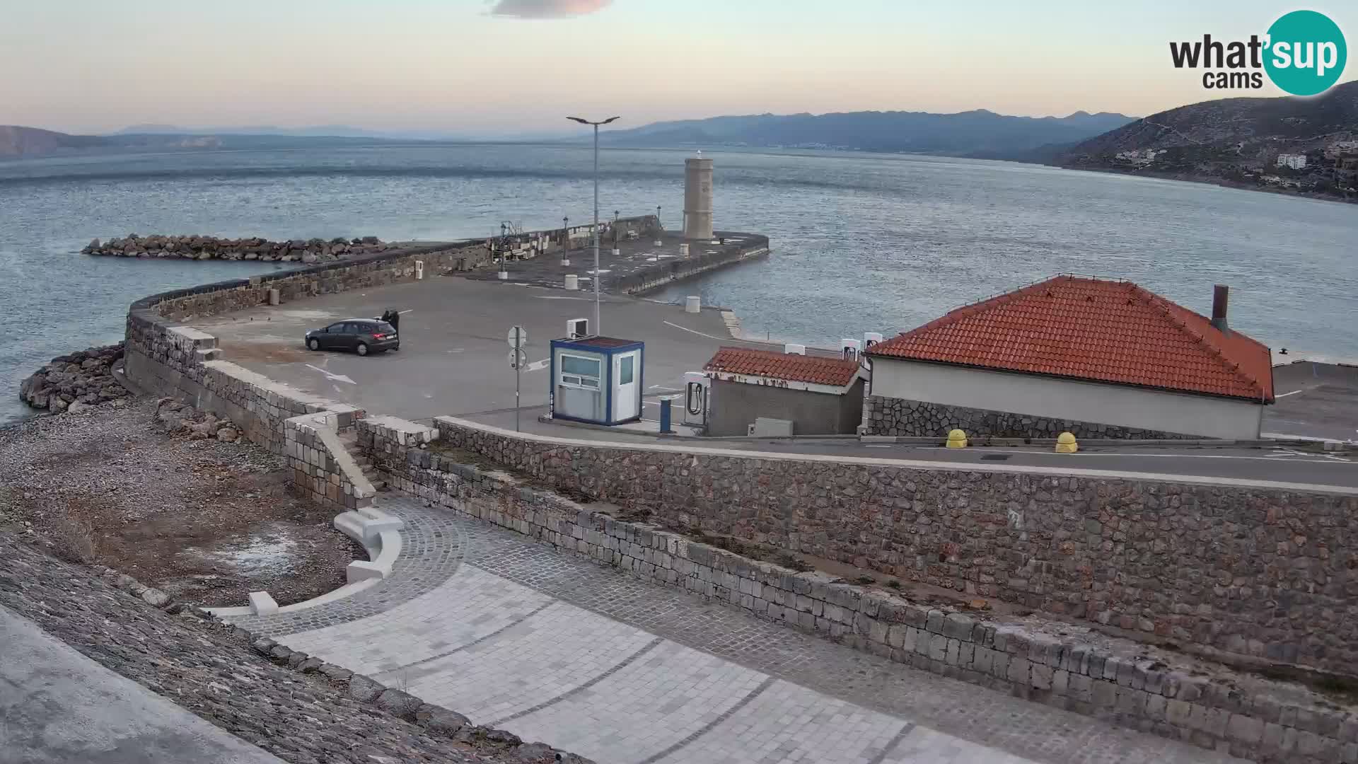 Spletna kamera Senj pristanišče – Pogled na valobran in svetilnik