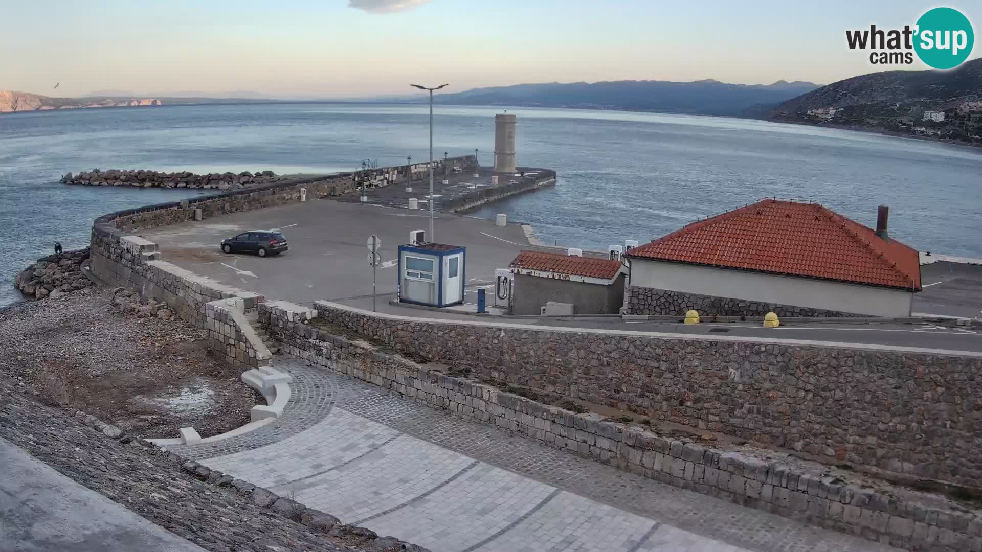 Spletna kamera Senj pristanišče – Pogled na valobran in svetilnik
