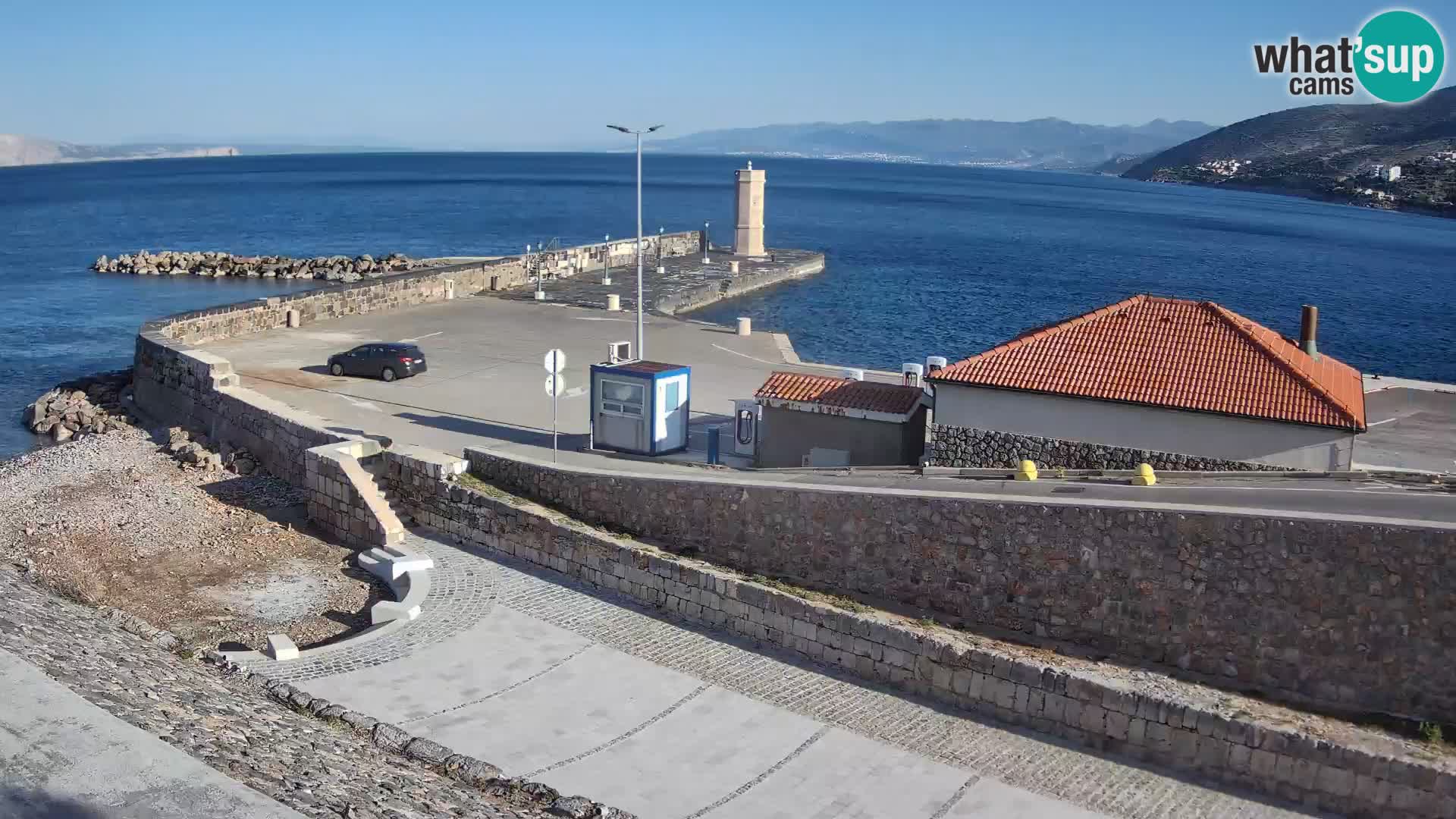 Spletna kamera Senj pristanišče – Pogled na valobran in svetilnik