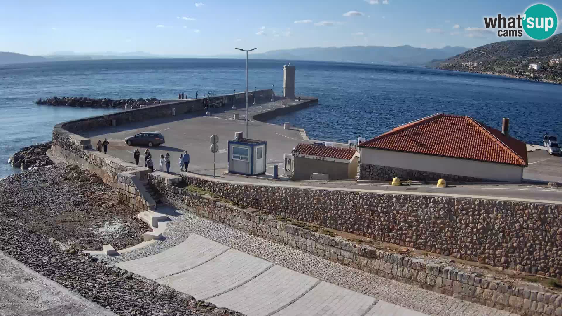 Spletna kamera Senj pristanišče – Pogled na valobran in svetilnik