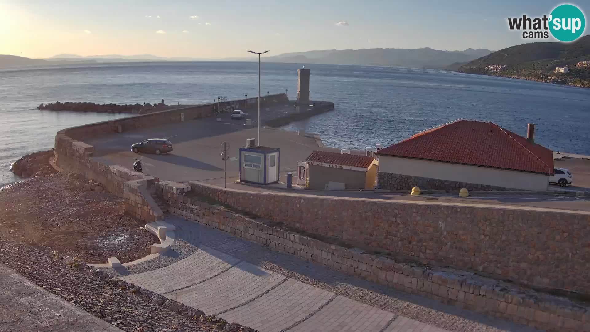 Spletna kamera Senj pristanišče – Pogled na valobran in svetilnik