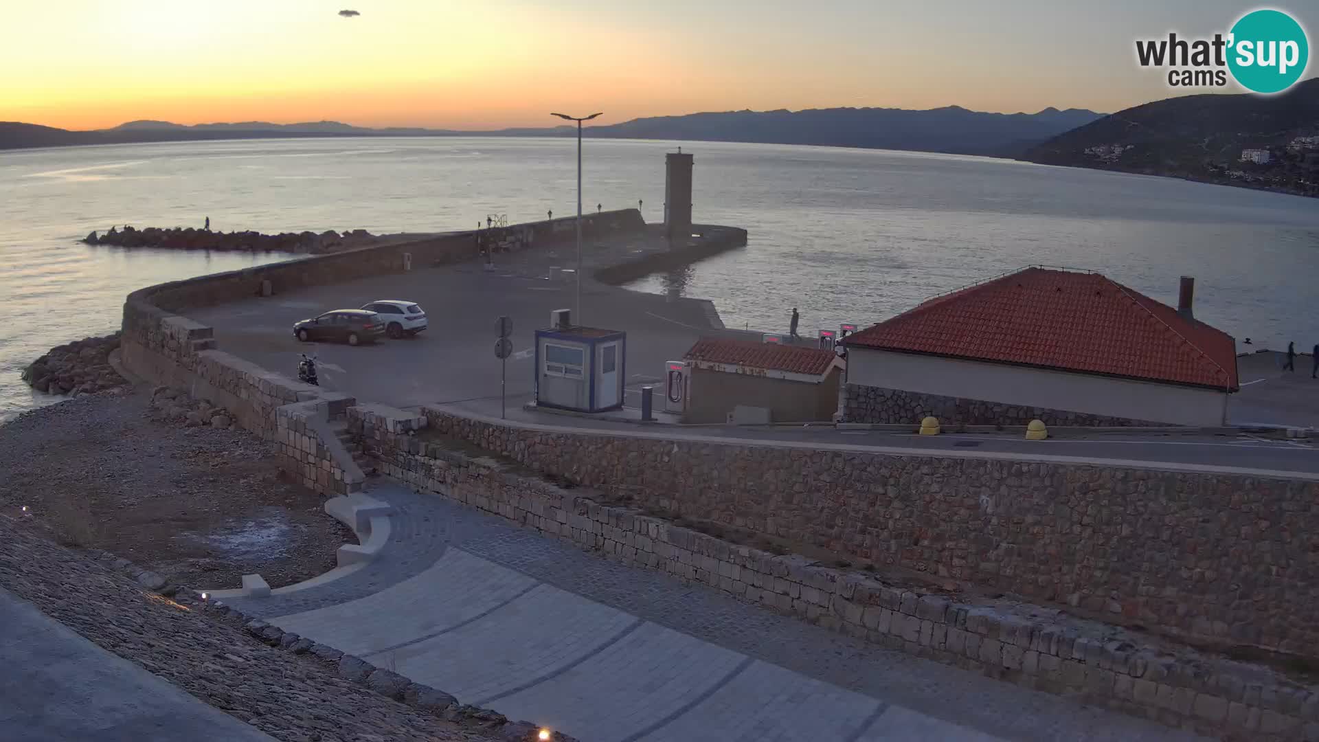 Spletna kamera Senj pristanišče – Pogled na valobran in svetilnik