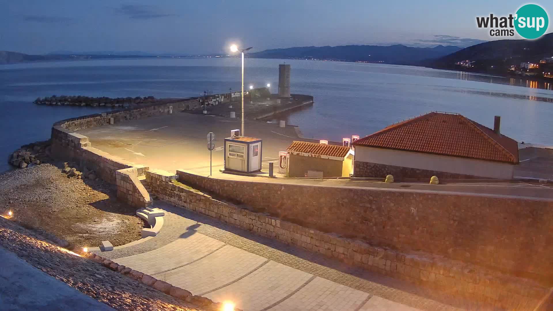 Spletna kamera Senj pristanišče – Pogled na valobran in svetilnik