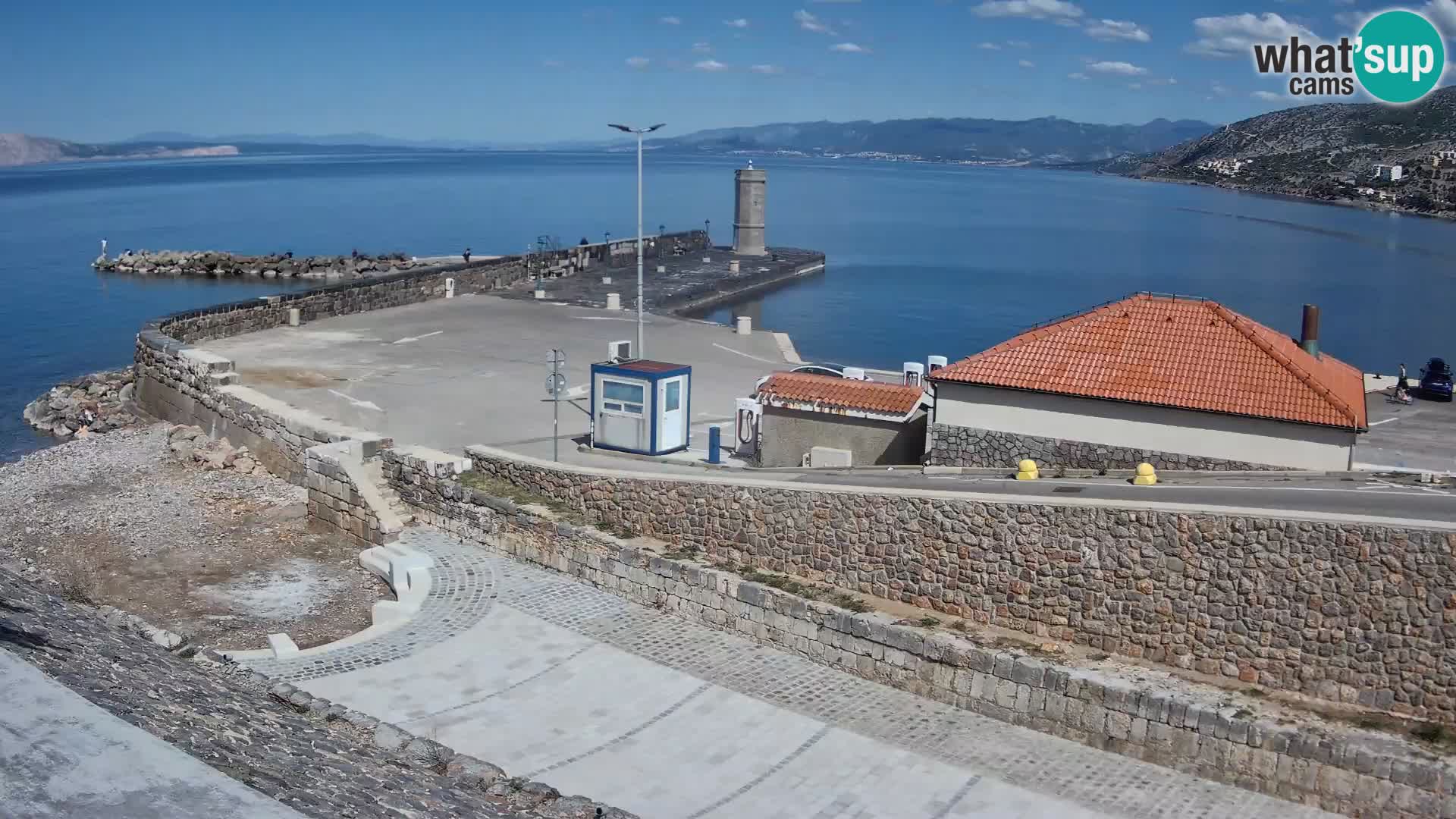 Spletna kamera Senj pristanišče – Pogled na valobran in svetilnik