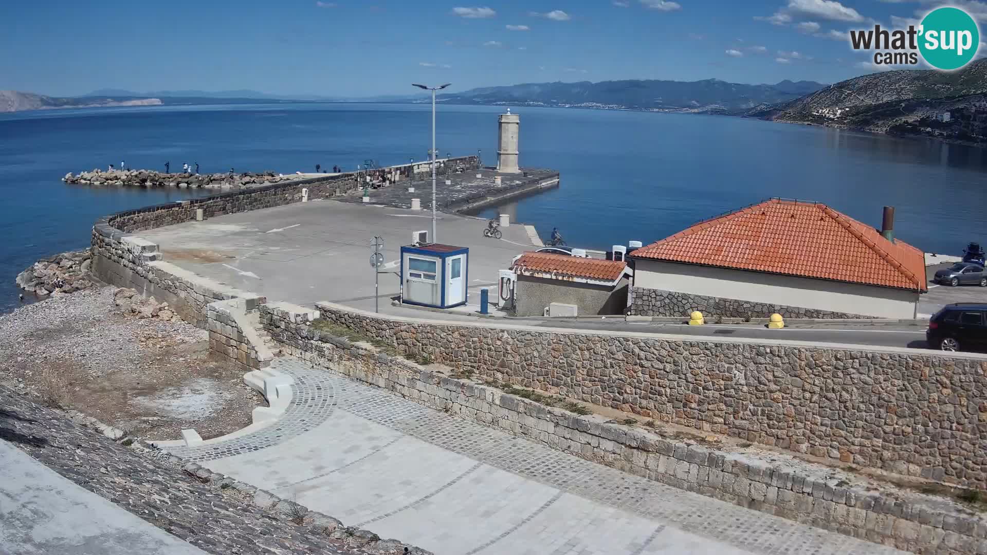 Spletna kamera Senj pristanišče – Pogled na valobran in svetilnik