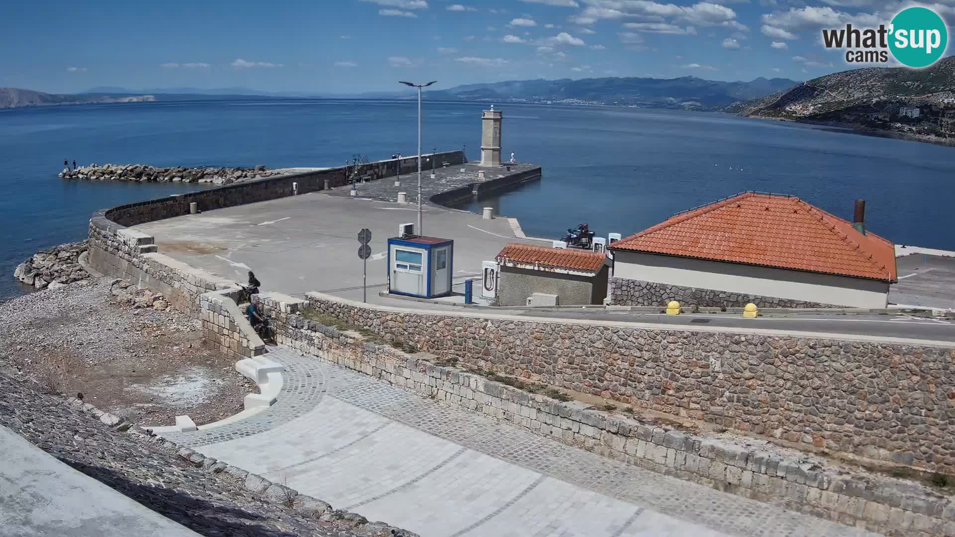 Spletna kamera Senj pristanišče – Pogled na valobran in svetilnik