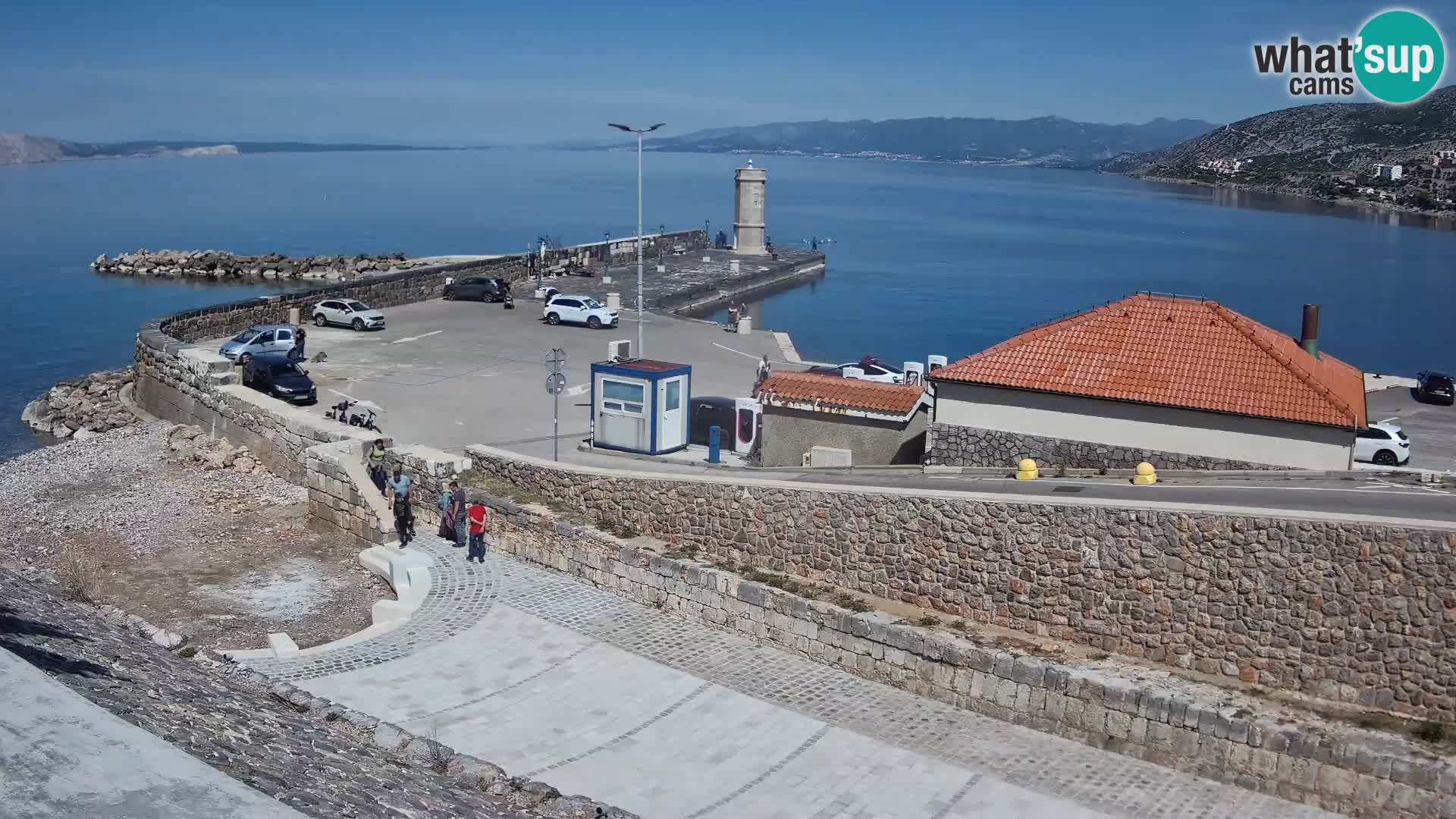 Spletna kamera Senj pristanišče – Pogled na valobran in svetilnik