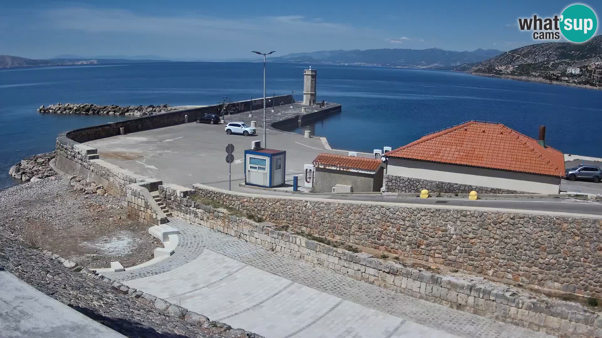 Spletna kamera Senj pristanišče – Pogled na valobran in svetilnik