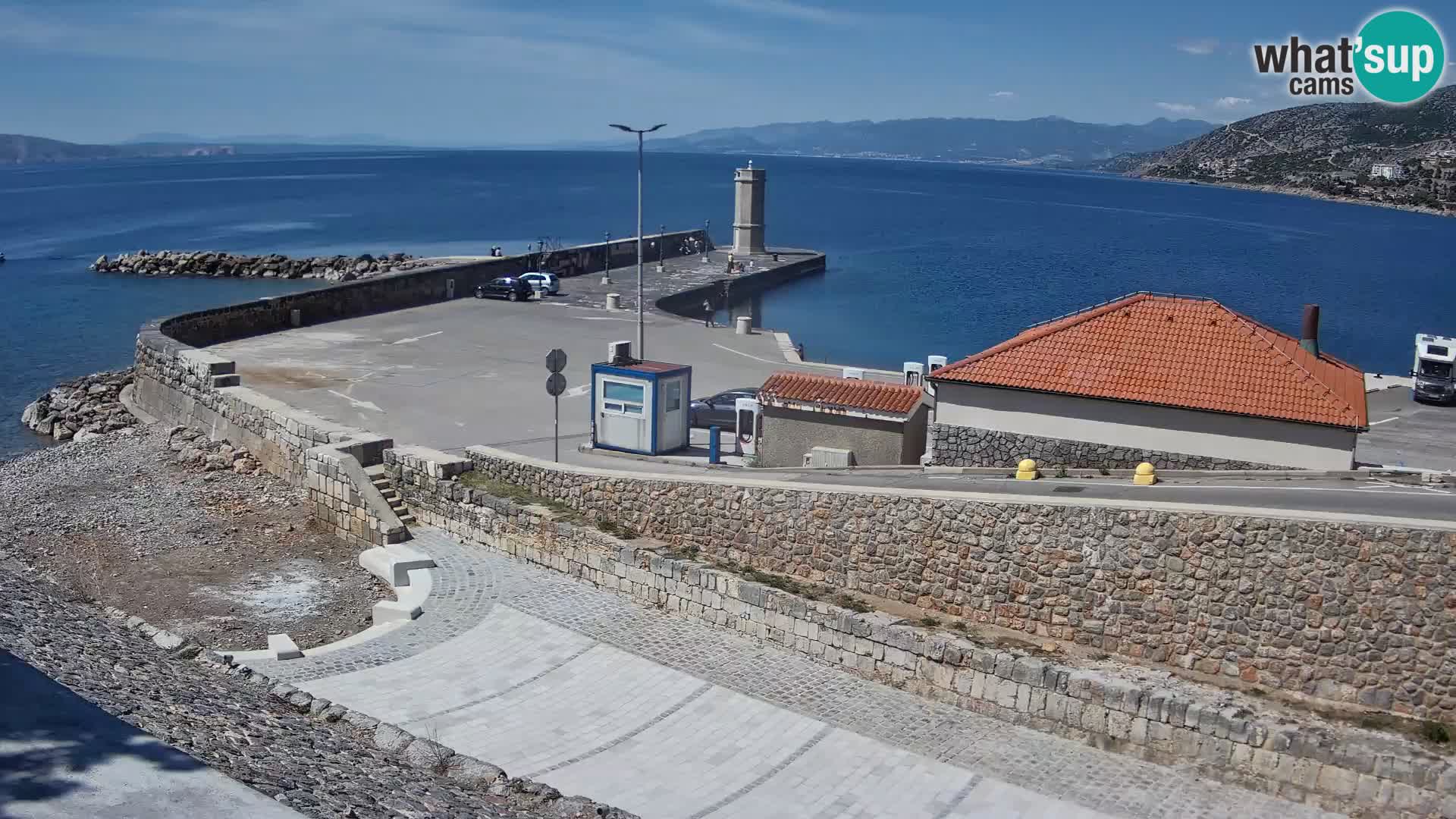 Spletna kamera Senj pristanišče – Pogled na valobran in svetilnik