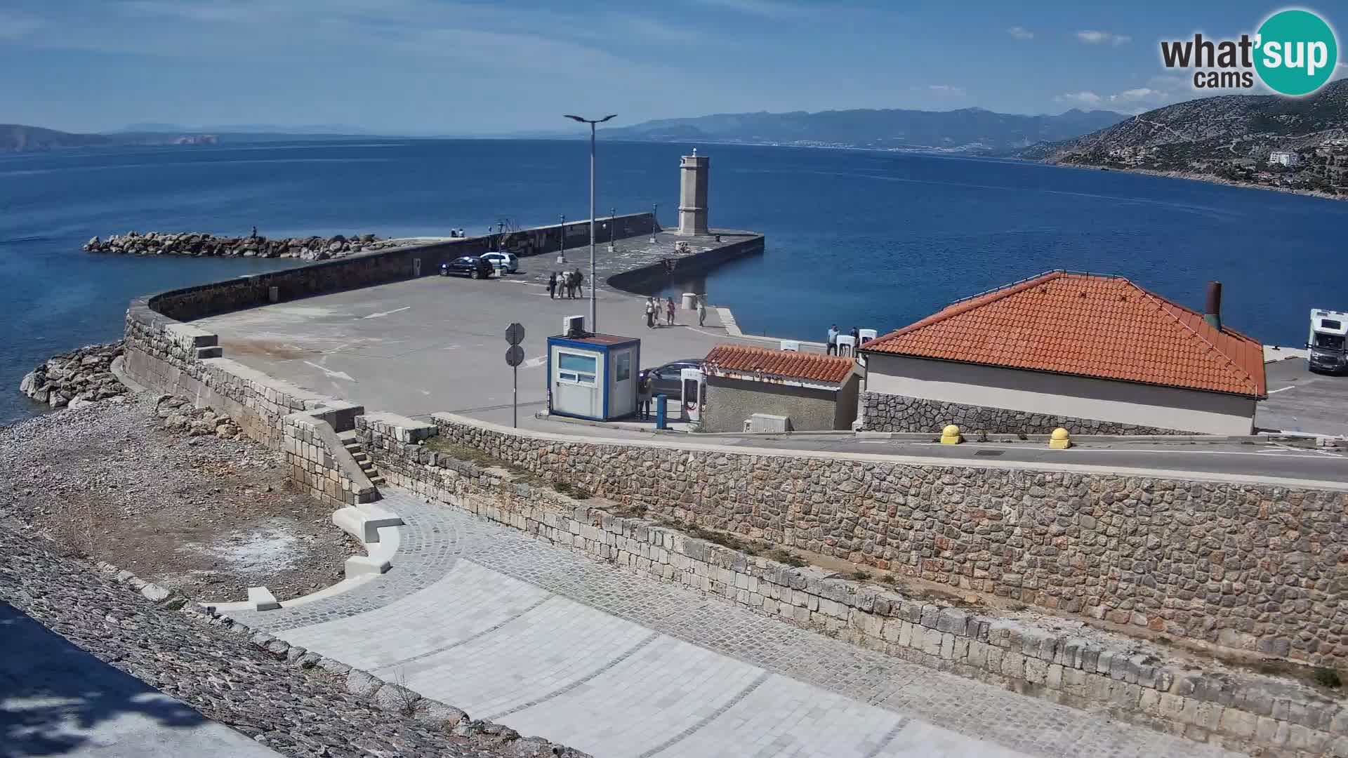 Spletna kamera Senj pristanišče – Pogled na valobran in svetilnik