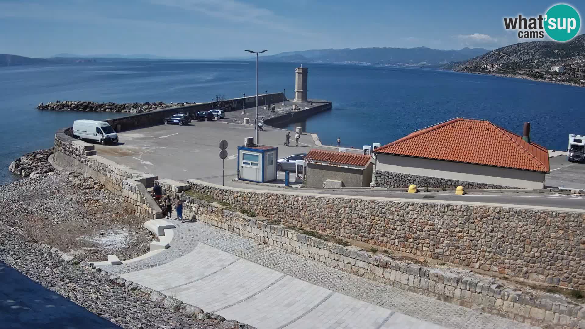 Spletna kamera Senj pristanišče – Pogled na valobran in svetilnik
