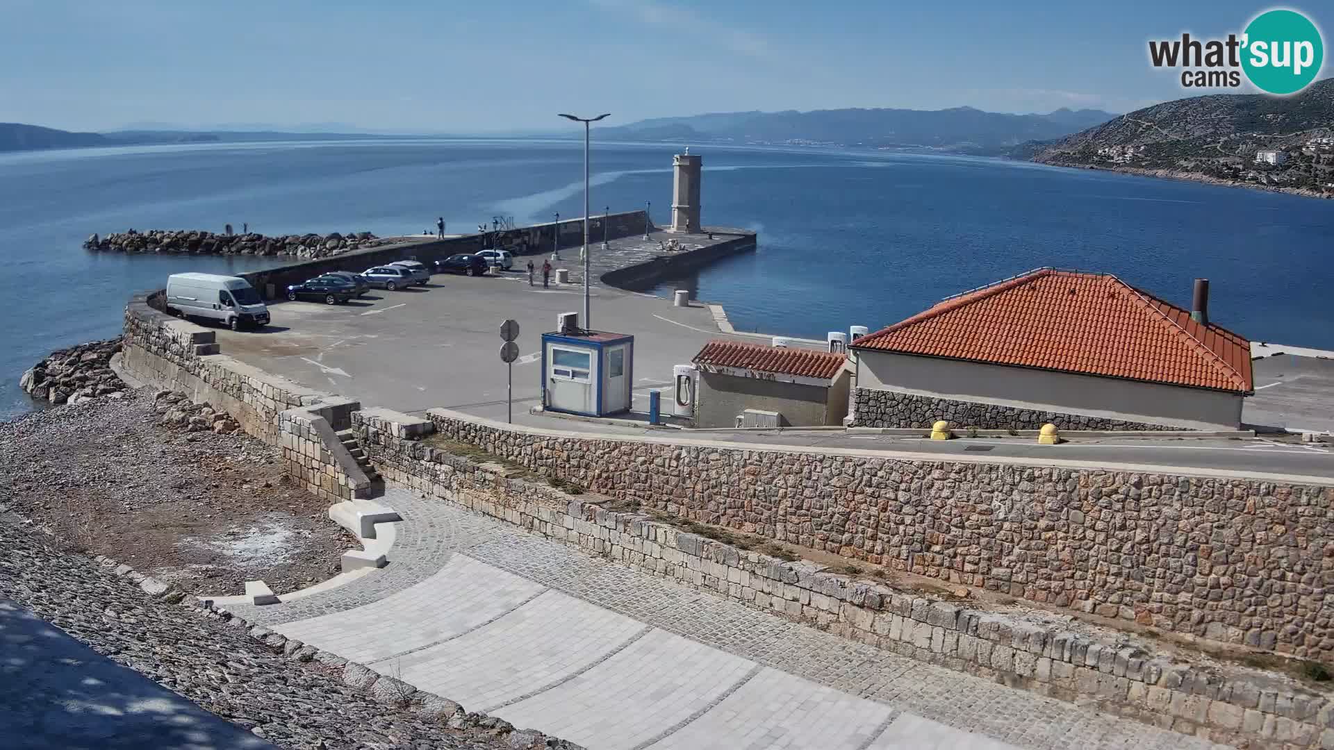 Spletna kamera Senj pristanišče – Pogled na valobran in svetilnik