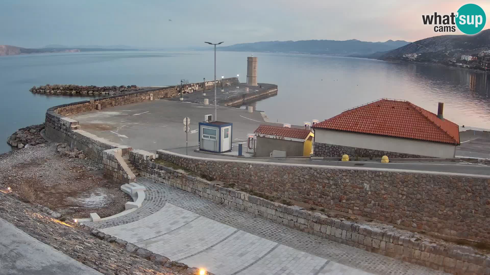 Spletna kamera Senj pristanišče – Pogled na valobran in svetilnik