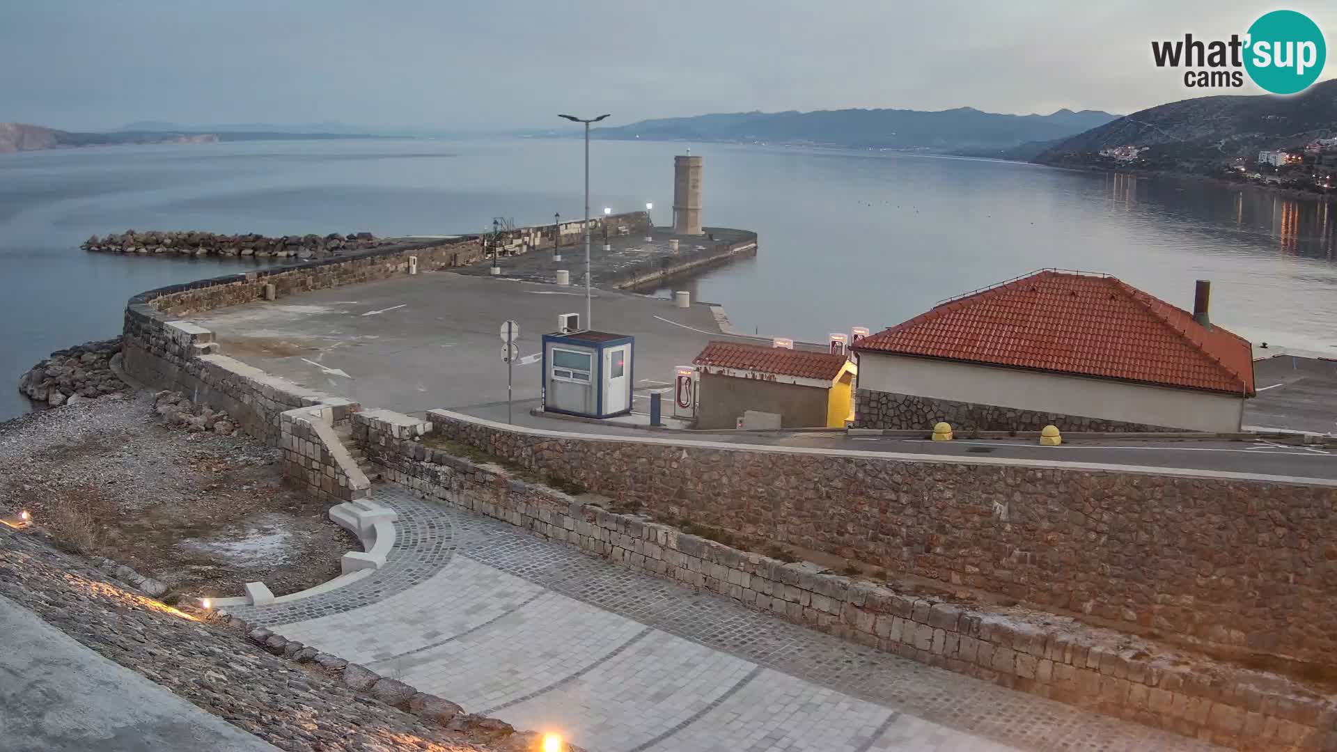 Spletna kamera Senj pristanišče – Pogled na valobran in svetilnik