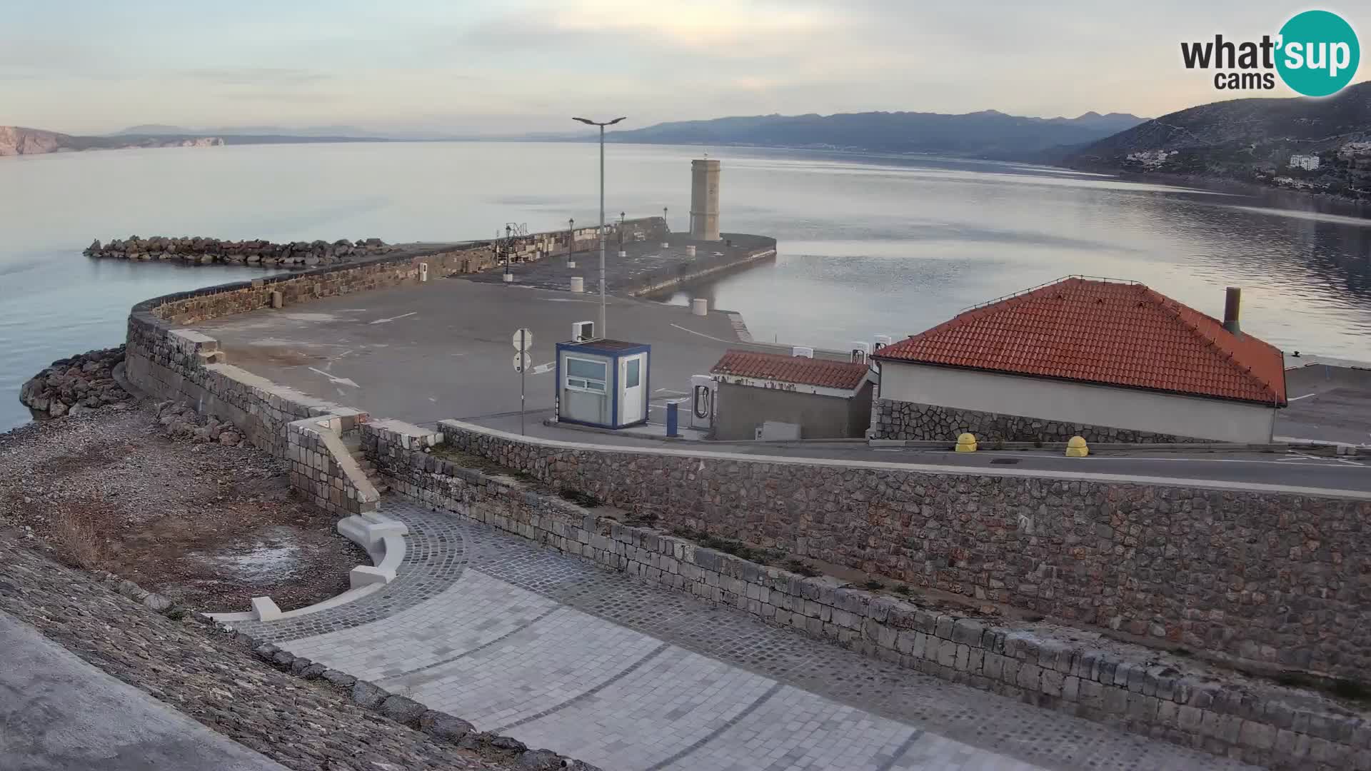 Spletna kamera Senj pristanišče – Pogled na valobran in svetilnik