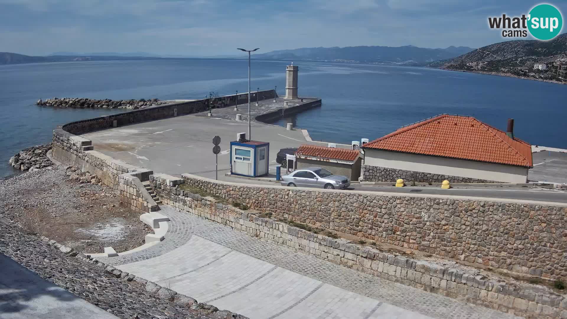 Spletna kamera Senj pristanišče – Pogled na valobran in svetilnik