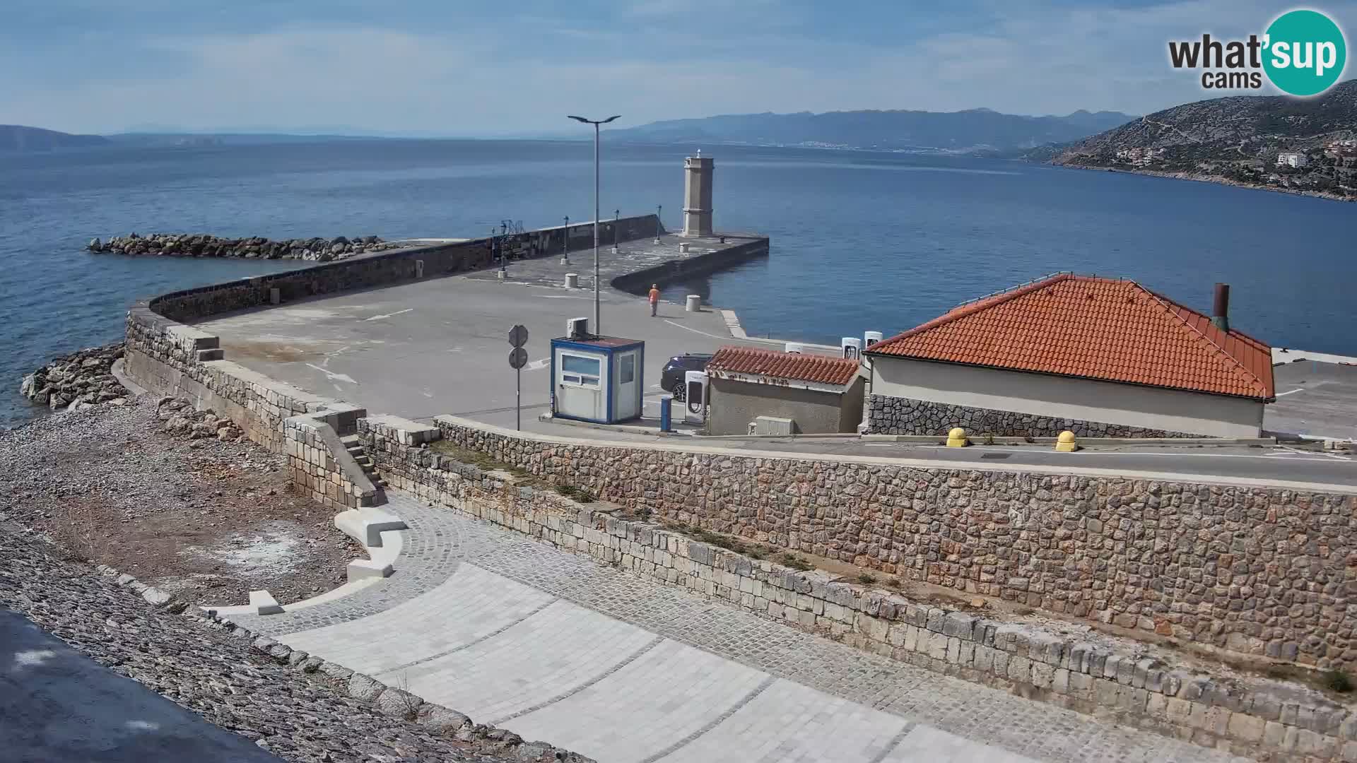 Spletna kamera Senj pristanišče – Pogled na valobran in svetilnik