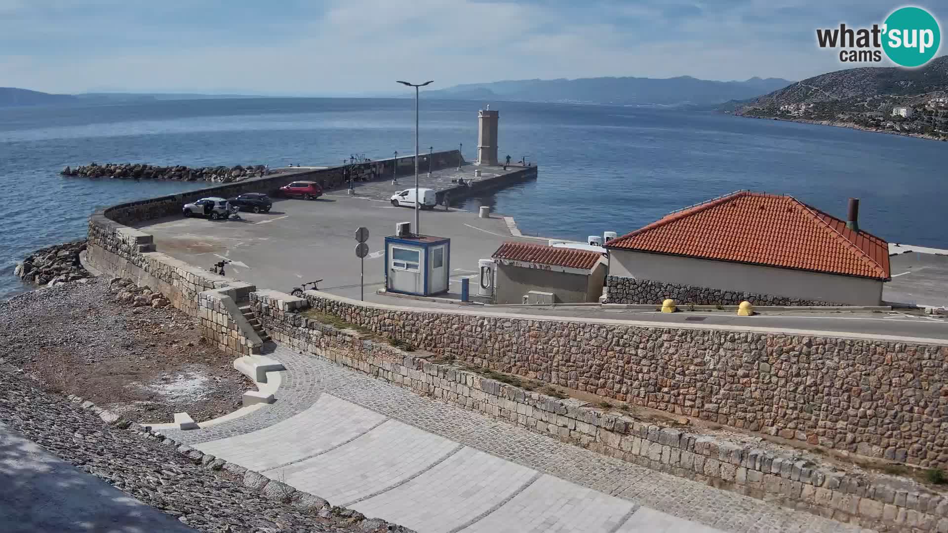 Spletna kamera Senj pristanišče – Pogled na valobran in svetilnik