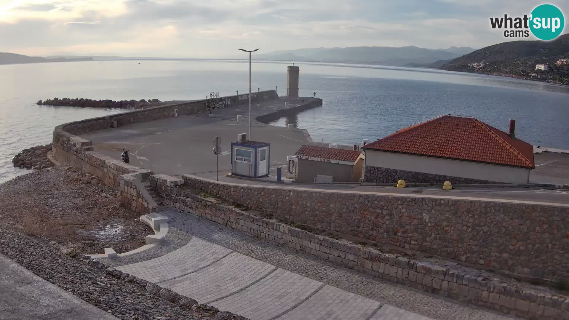 Webcam port de Senj – Vue sur la jetée et le phare