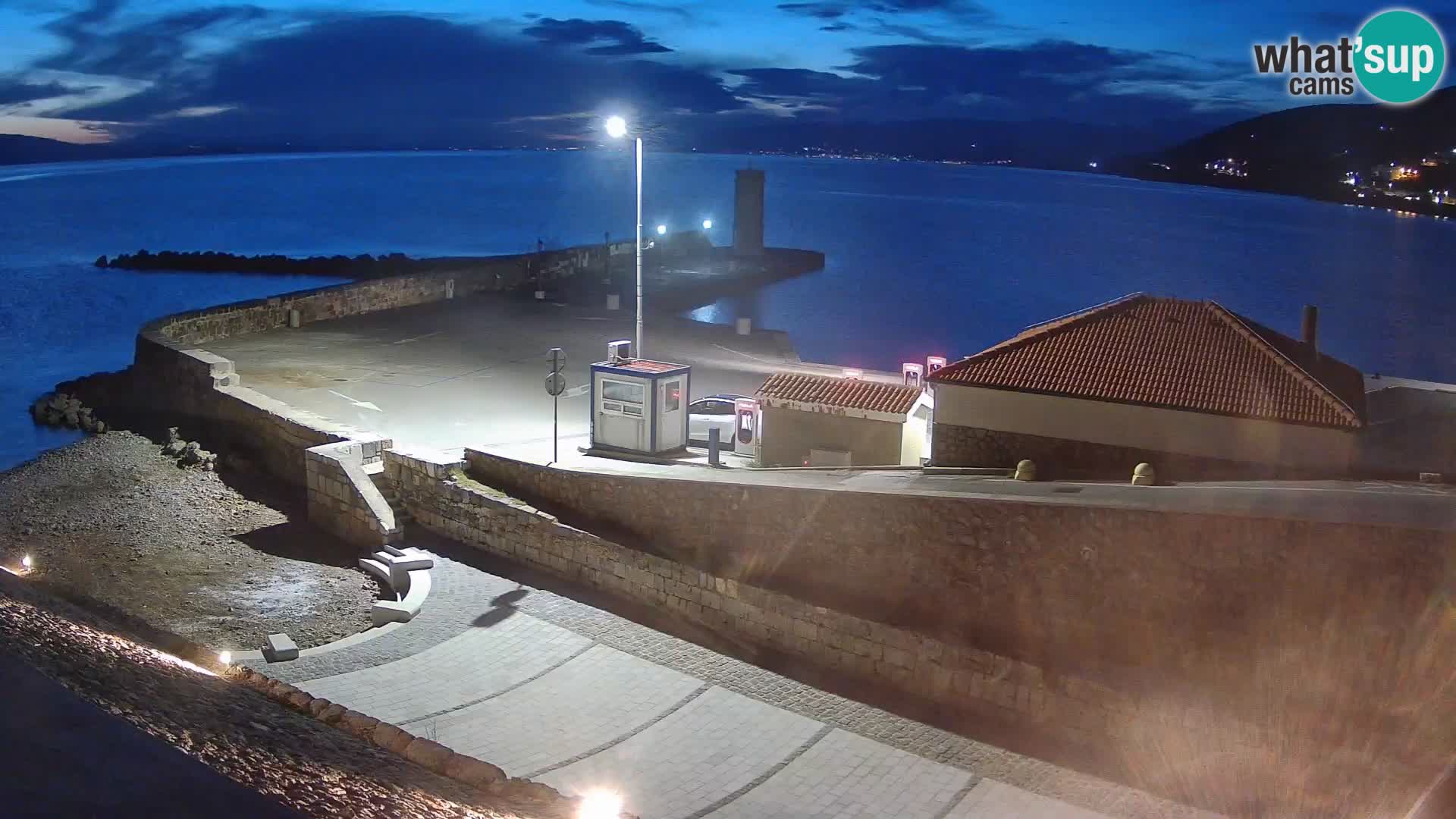 Spletna kamera Senj pristanišče – Pogled na valobran in svetilnik