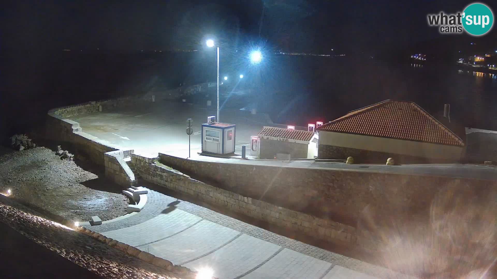 Spletna kamera Senj pristanišče – Pogled na valobran in svetilnik