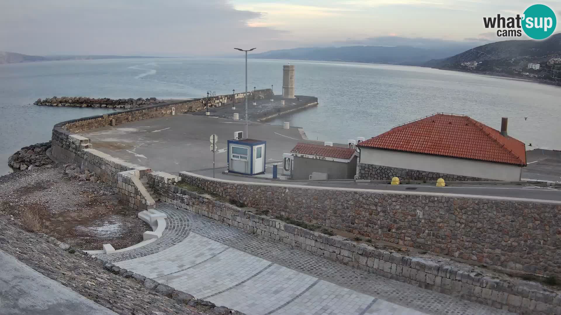 Webcam port de Senj – Vue sur la jetée et le phare