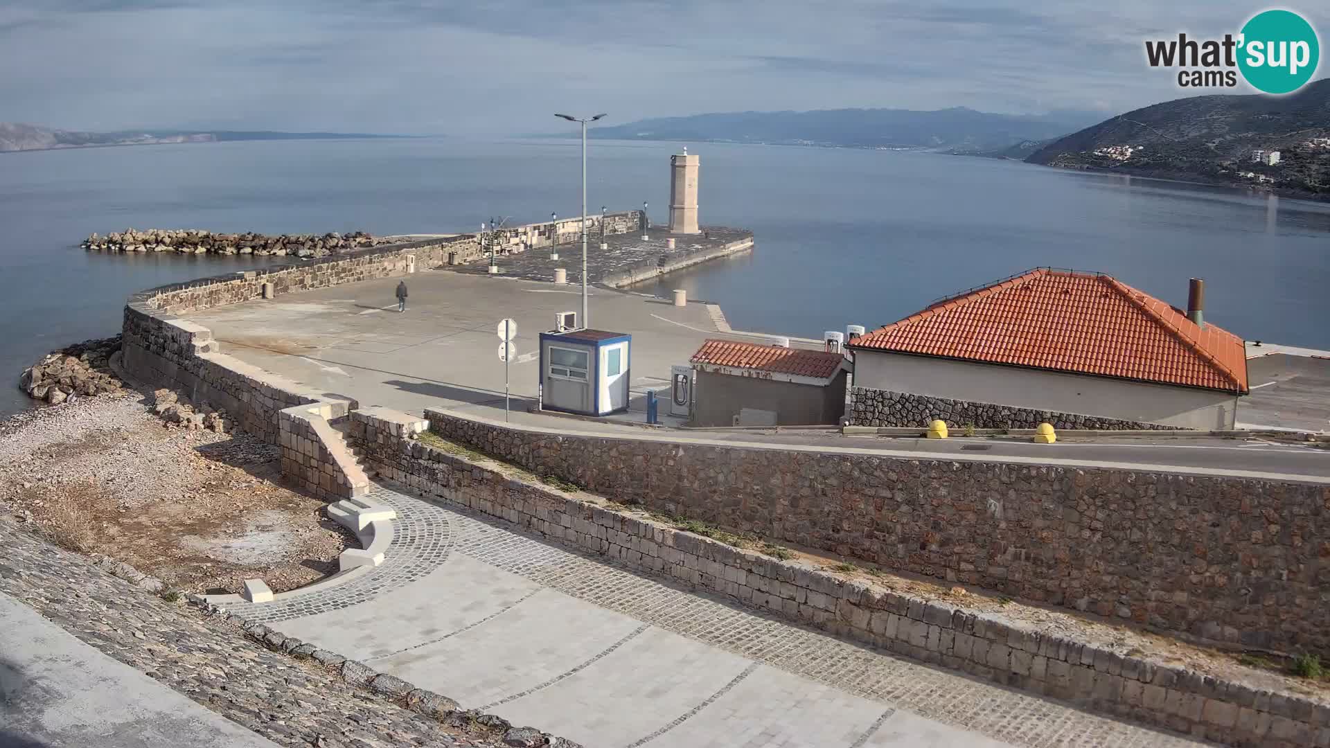 Spletna kamera Senj pristanišče – Pogled na valobran in svetilnik