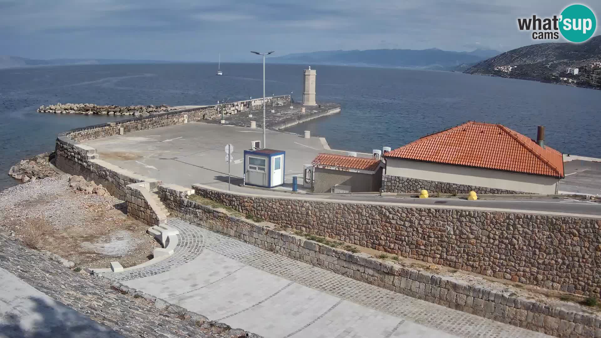 Spletna kamera Senj pristanišče – Pogled na valobran in svetilnik