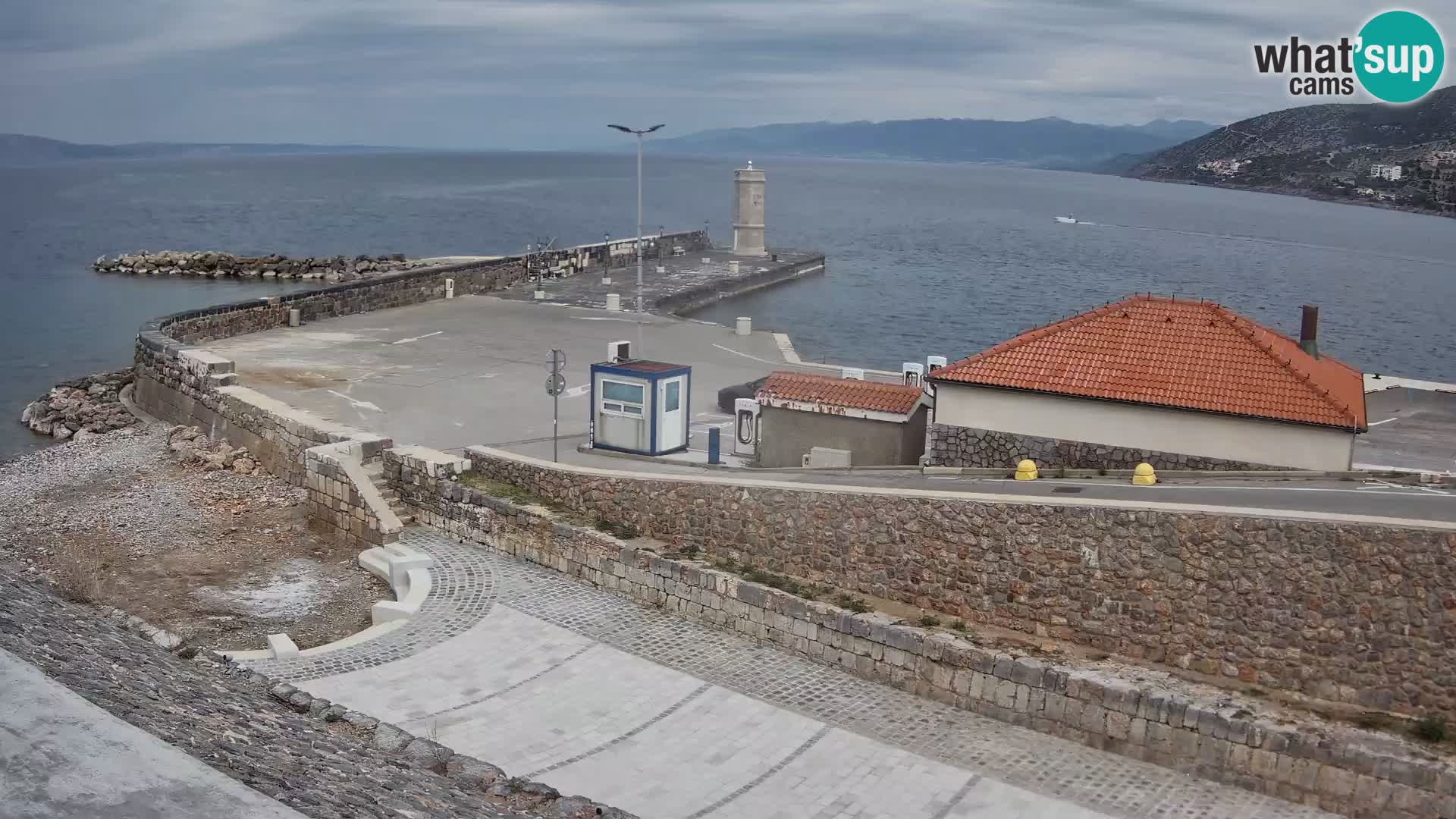 Spletna kamera Senj pristanišče – Pogled na valobran in svetilnik