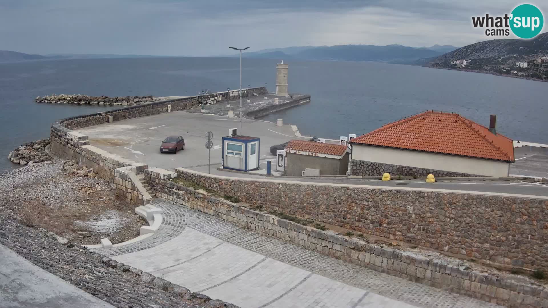 Spletna kamera Senj pristanišče – Pogled na valobran in svetilnik