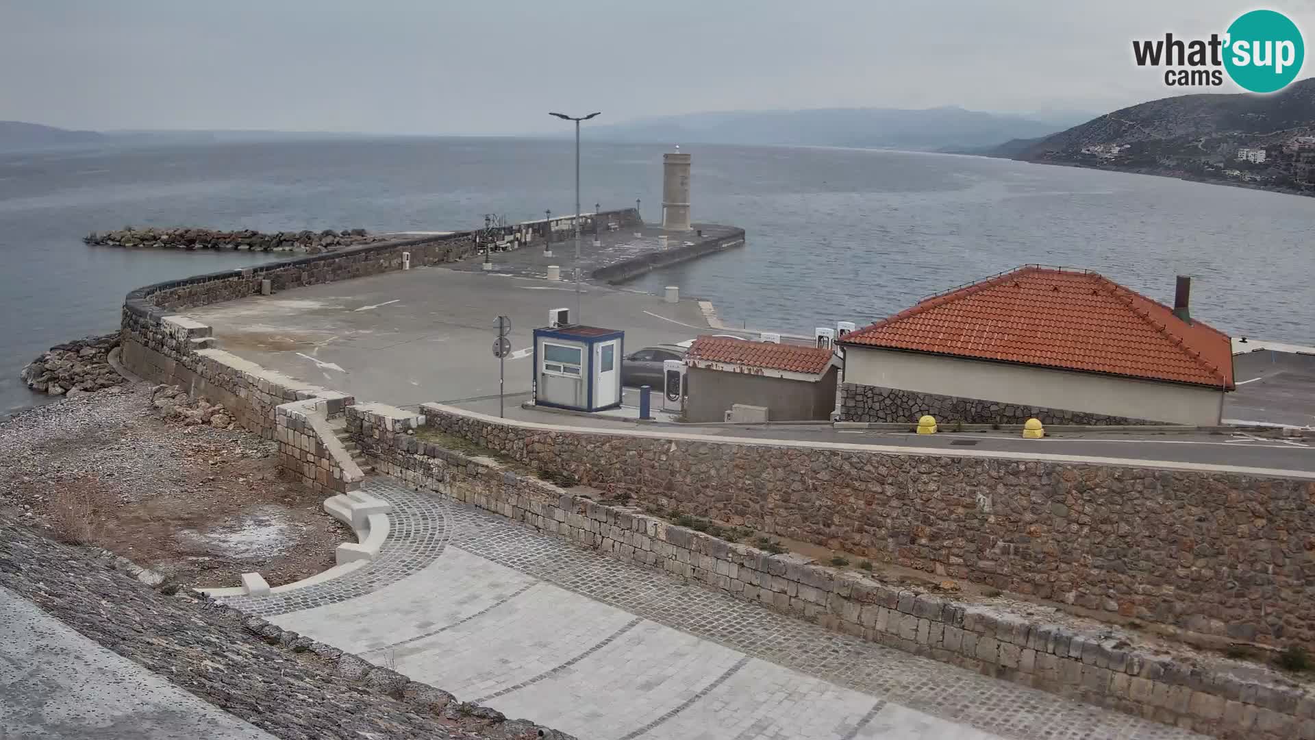 Spletna kamera Senj pristanišče – Pogled na valobran in svetilnik